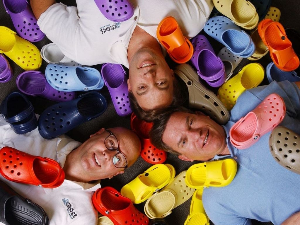Crocs Terliklerin Sıradışı Geçmişi: Neden Bu Terlikler Dünyayı Fethetti?